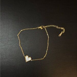 NWOT Gold Heart Bracelet